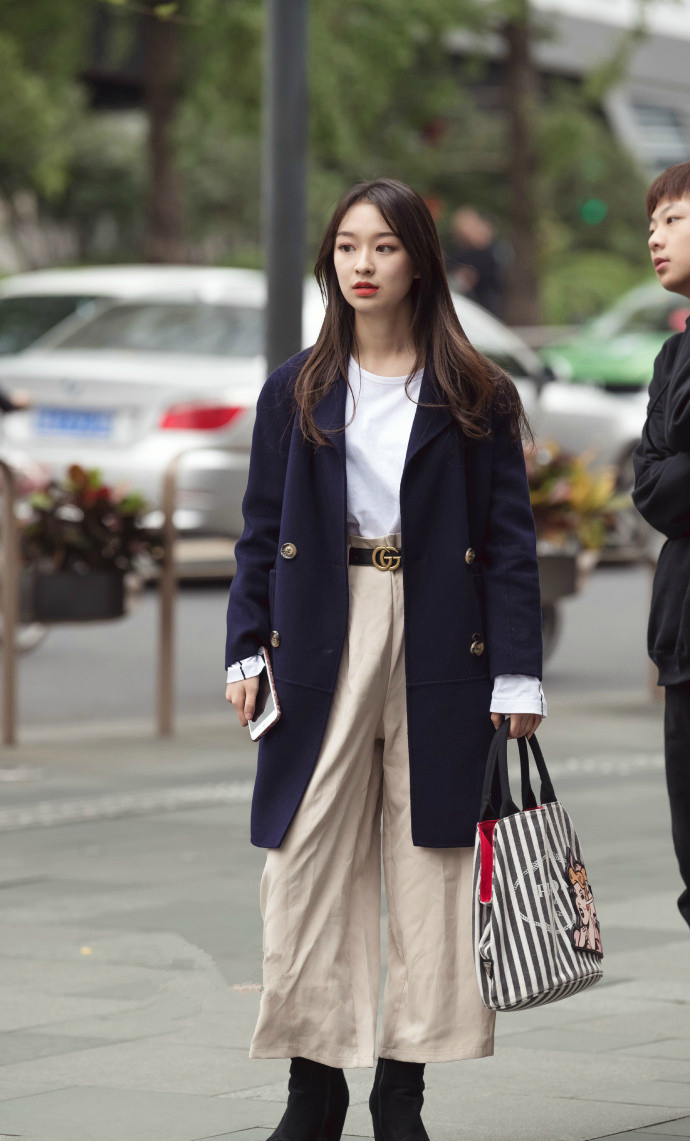美女街拍,时尚秋季穿搭不仅能凸显身材,还能轻松摆脱沉闷