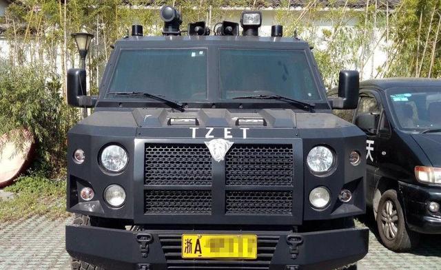 车上的两个字, 悍马见了都得让|悍马|剑齿虎|特卫_新浪网