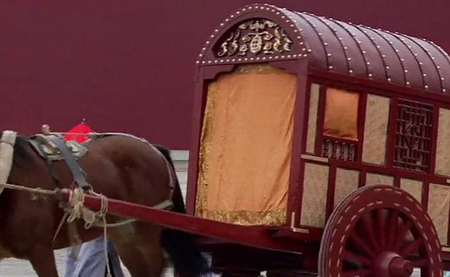 民间故事:丈夫深山带回一女孩,半月后,家门口来了一辆豪华马车