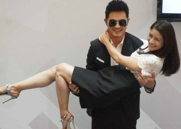 同样是公主抱,一个那么绅士,一个那么猥琐,没有对比就没有伤害