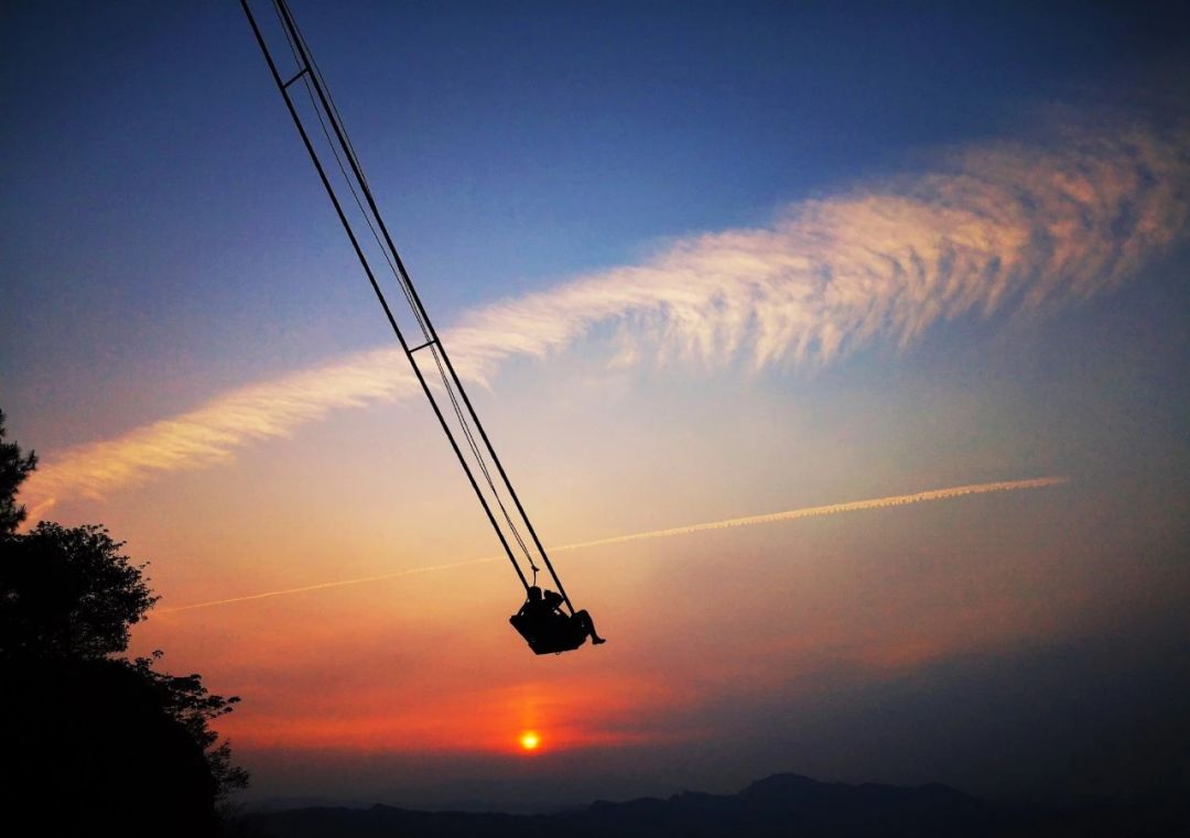 重庆又玩新花样!新造的"18米悬崖秋千"让英国媒体都震惊!