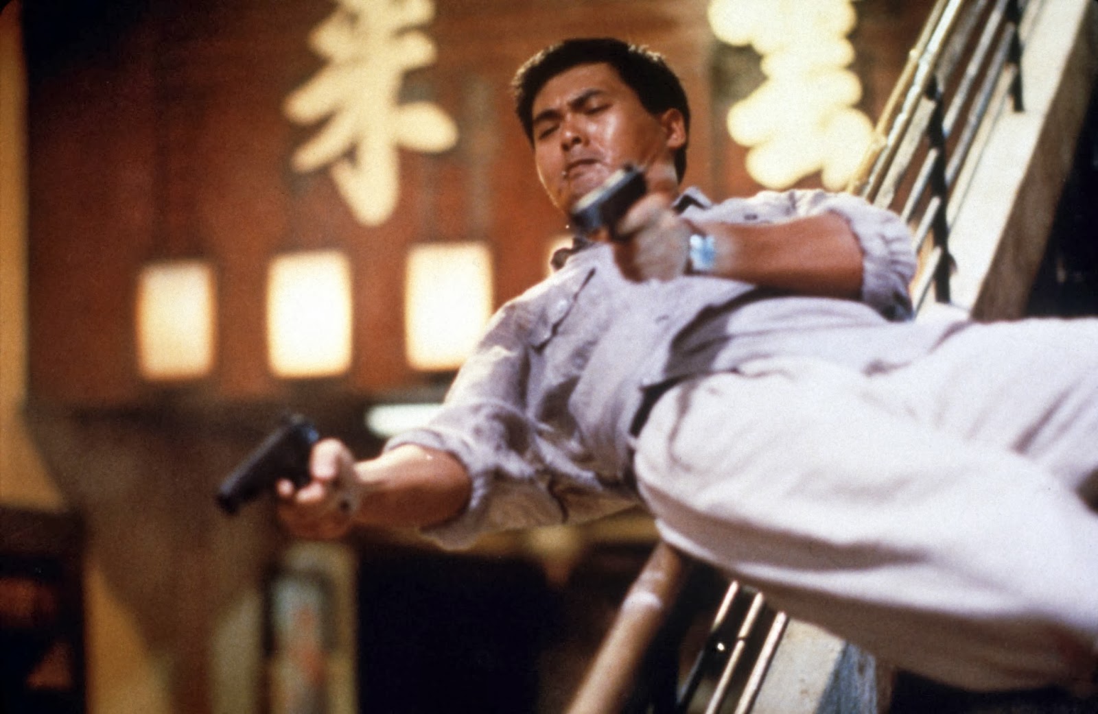 本季这件致敬《喋血双雄》的夹克瞬间勾起对香港经典老电影的情愫