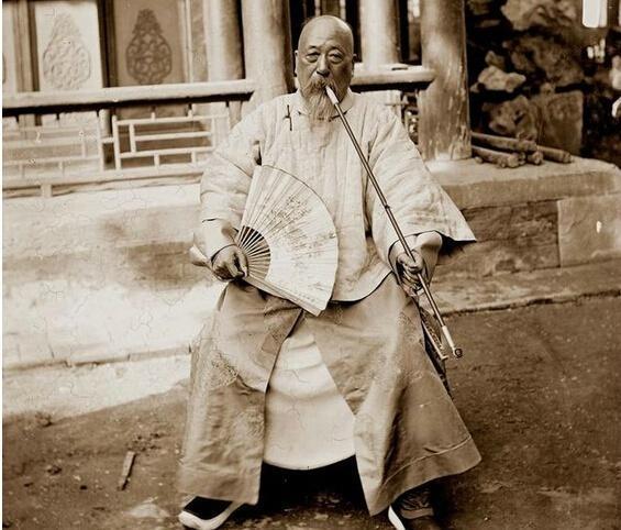 晚清真实的老照片,图3是张之洞,图5是李鸿章的母亲