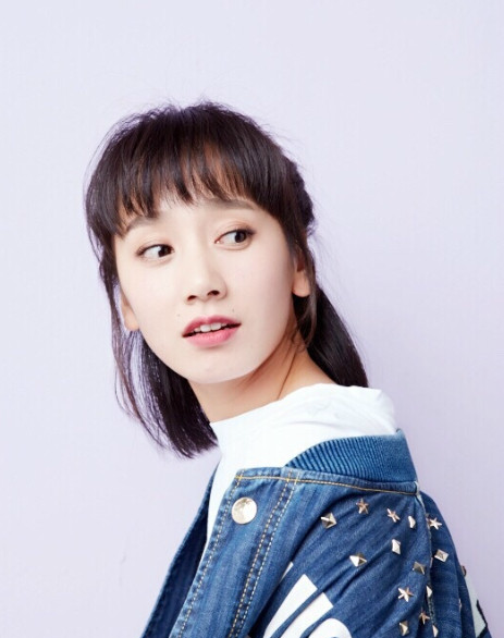 从而正式进入演艺圈《飞哥大英雄》中,饰演国民党军长的女儿丁潇潇