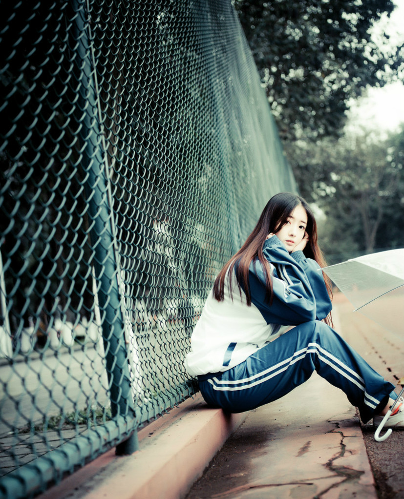 人像摄影,秋季校园操场上漂亮可爱的校服女孩