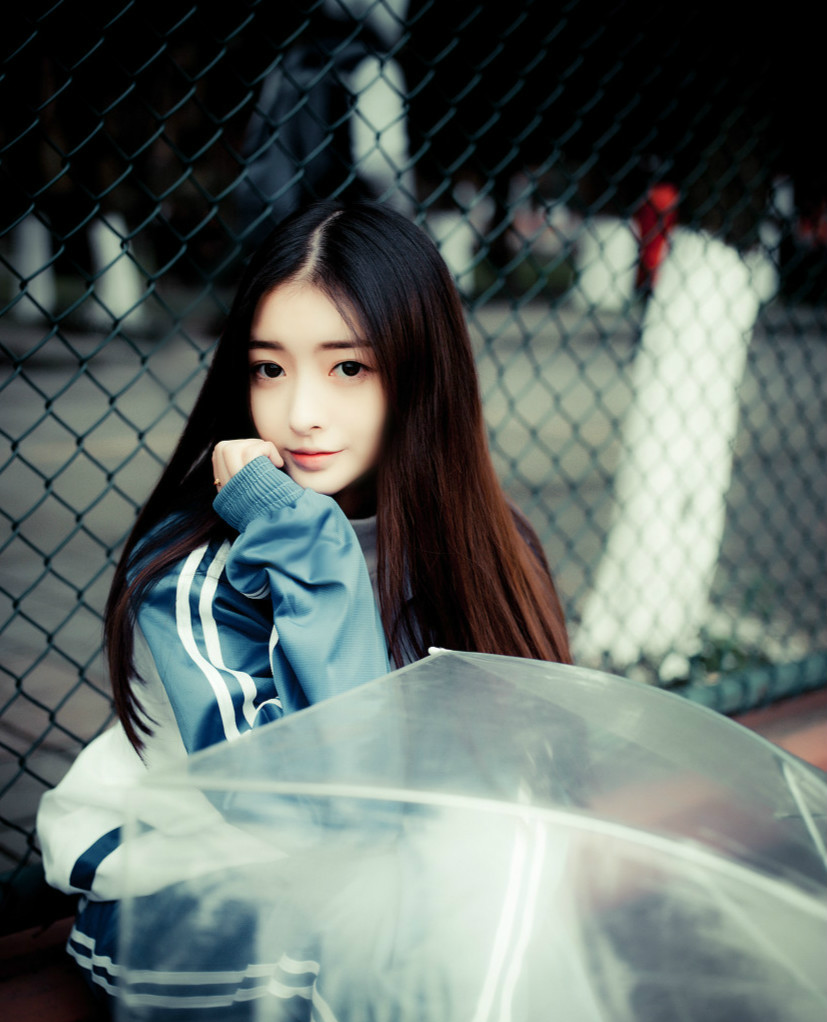 人像摄影,秋季校园操场上漂亮可爱的校服女孩