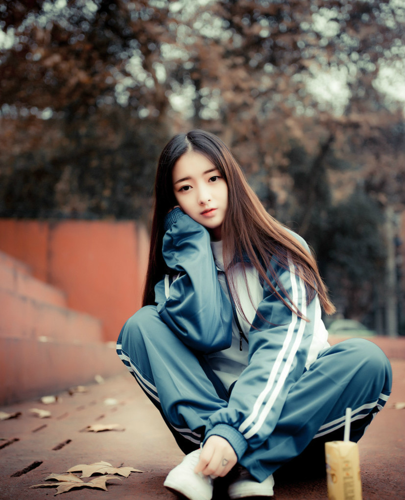 人像摄影,秋季校园操场上漂亮可爱的校服女孩
