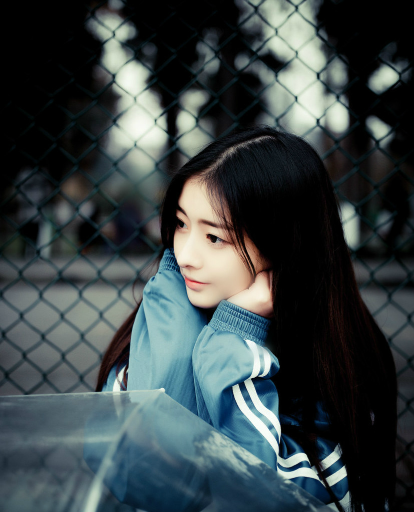 人像摄影,秋季校园操场上漂亮可爱的校服女孩