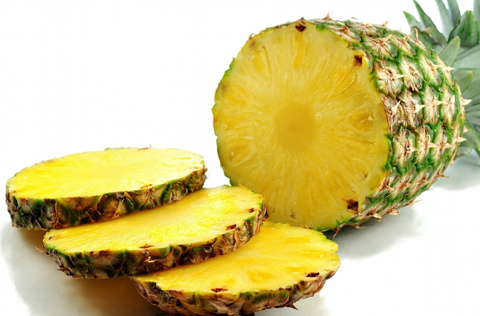 因为菠萝中有一种叫做"菠萝朊酶"的成分,能够很好的分解蛋白质和溶解