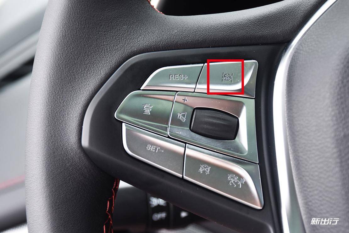 打开多功能方向盘左侧右上角的自动驾驶开关,设定好速度即可让车辆