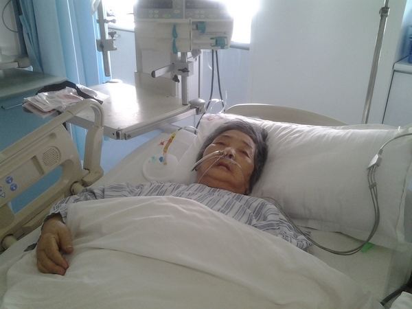 我妈重病住院,老公不去给了袋苹果让我去,到病房打开一看妈哭了