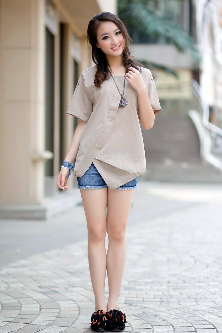 走在街头的一个时尚秀丽都市女子