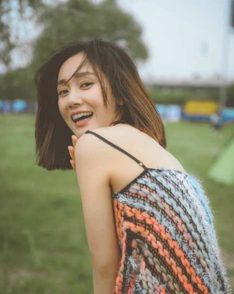 从而正式进入演艺圈《飞哥大英雄》中,饰演国民党军长的女儿丁潇潇