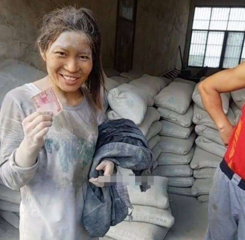 "水泥妹"一天扛近百吨水泥:4,5百一天,工资不拖欠,干完给钱