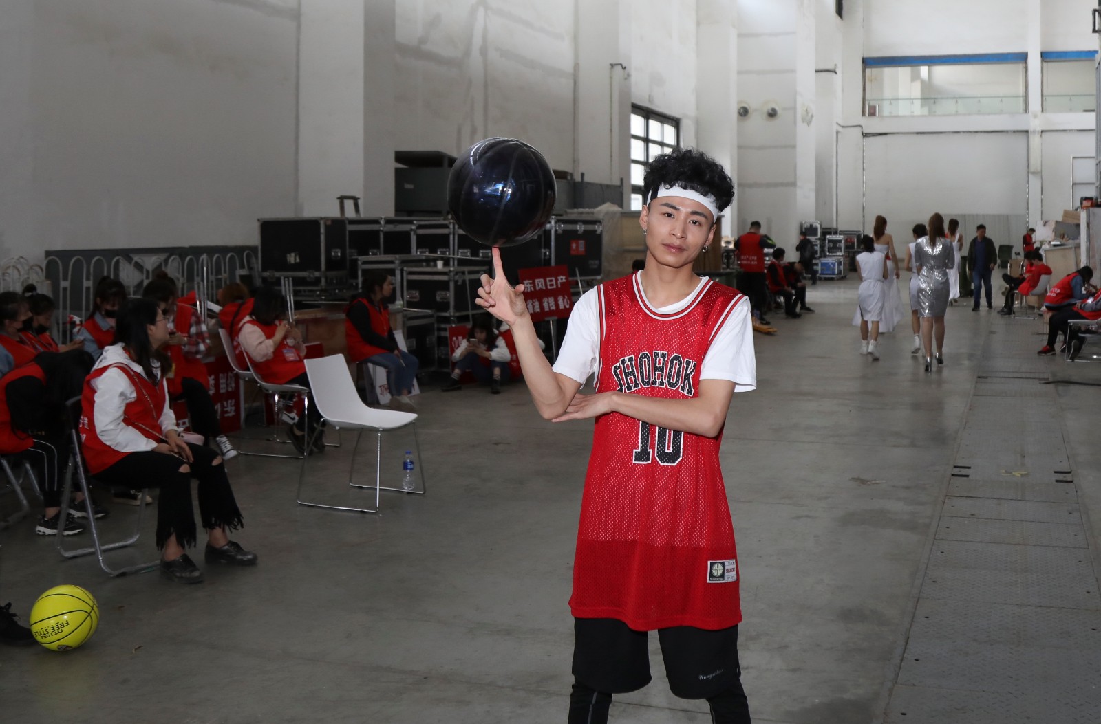 花式篮球少年也现身车展现场车展与篮球本没有一毛钱关系,由于最近辽