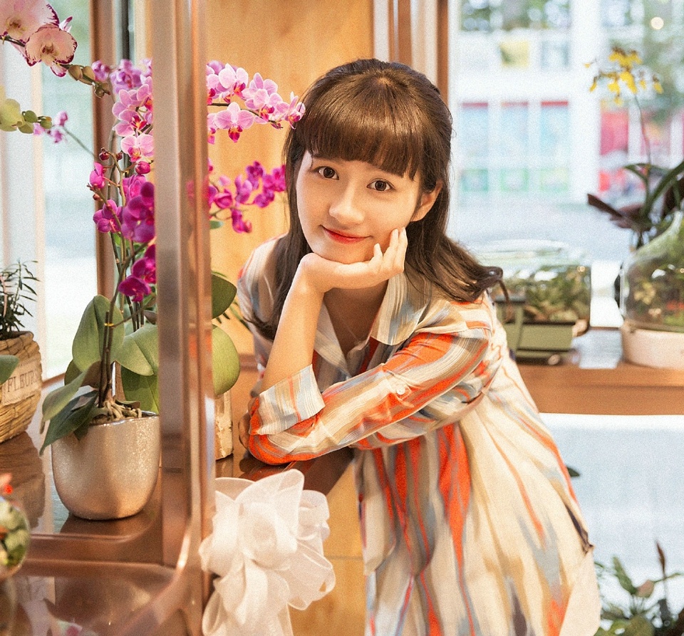 花房内的纯真齐刘海漂亮姑娘笑脸迷人写真集 @微相册 @微博