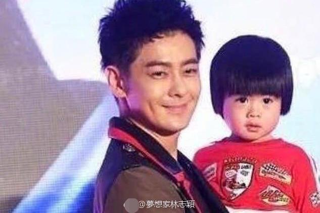 林志颖晒抱娃照和自己童年照,直言三儿子最像