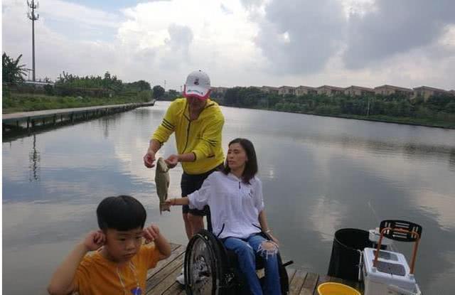 瘫痪20年桑兰现状!晒和丈夫甜蜜亲吻照,三口之家生活幸福