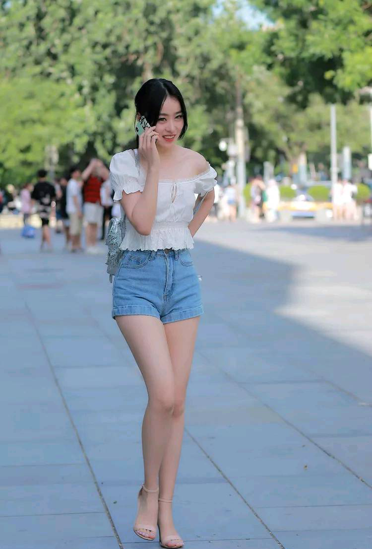 街拍美女穿齐臀超短裤看起来性感丰满肉肉的身材更有韵味