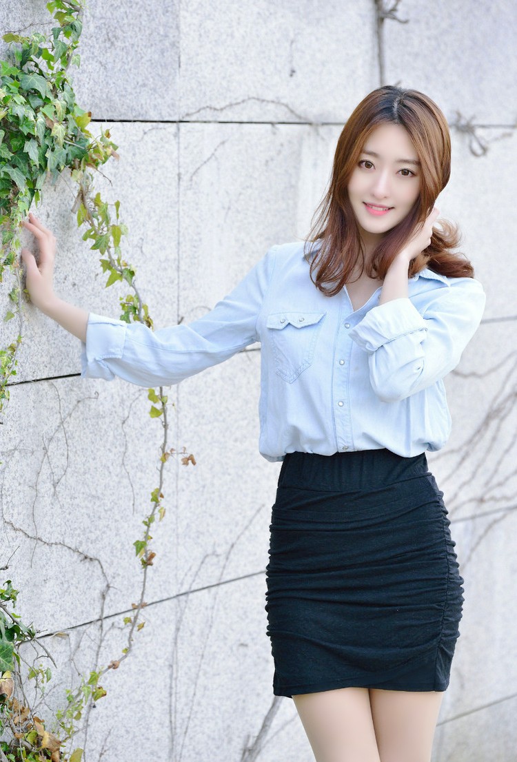 外拍镜头下的职业装高雅气质美女