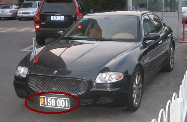 车牌的前面竟有一个红色的使字? 来头竟这么大