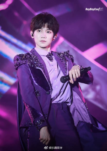 王源眼睛受伤?tfboys五周年演唱会的激光笔,究竟是真假?