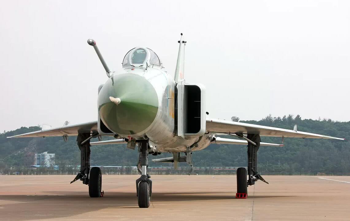 被总师寄予厚望的"近距格斗王"歼8,为何多次格斗输给飞豹