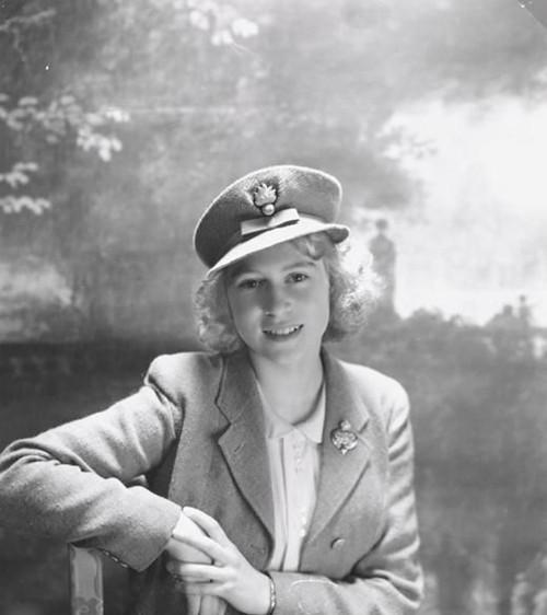 珍贵的英国女王老照片: 伊丽莎白的成长惊艳了时光的轨道!