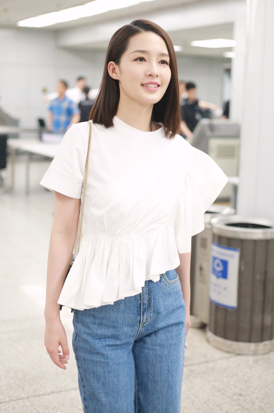 李沁机场街拍李沁机场街拍关注我,每天都会更新各路明星最新实拍照片!