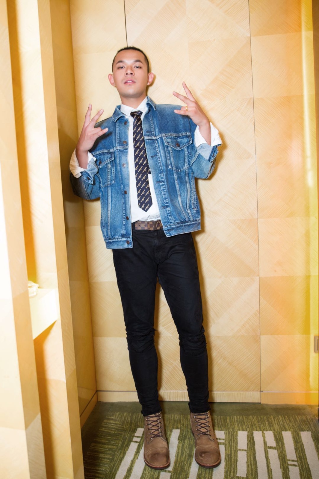 黄旭全新单曲《flow》抢先上线 面对生活在音乐里寻找答案