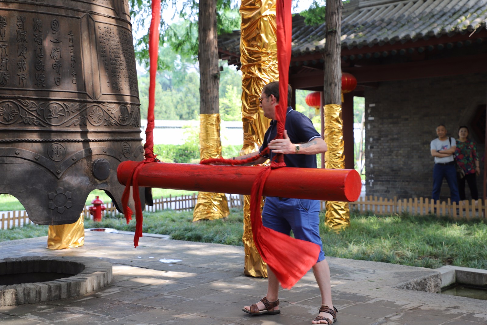 800年历史古钟五元敲三次 外国友人直呼:有意思