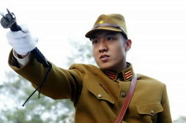 伪军动不动被日军扇耳光,但伪军到了这个级别,日军还要主动敬礼