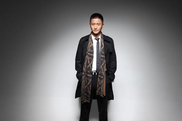 他曾凭中国功夫获得上亿片酬,却因评价李小龙,被网友误会被吐槽