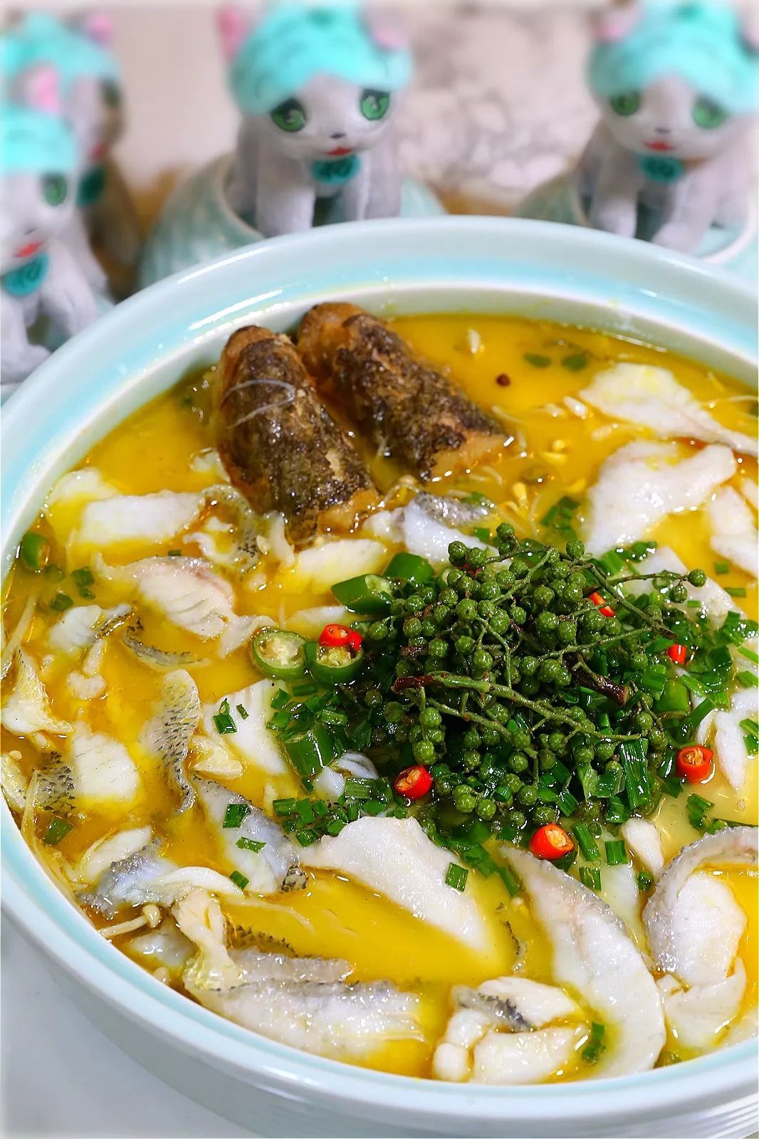 【花花招牌:青花椒鲈鱼】鱼过油以后特别的嫩滑,而且香鲜味结合得非常