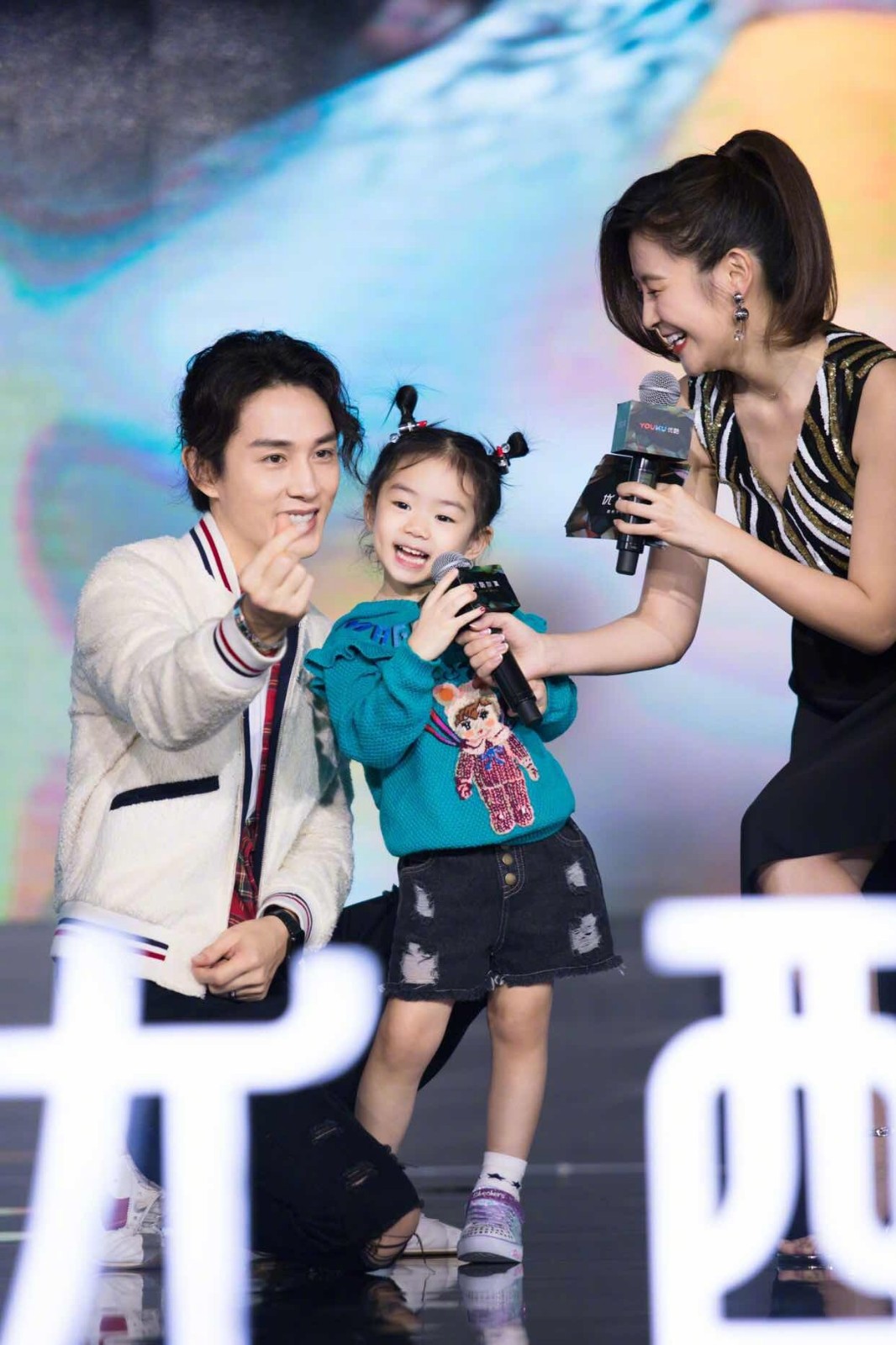 爸爸李承铉化身发型总监,为女儿lucky梳头的手法熟练十足,暖心