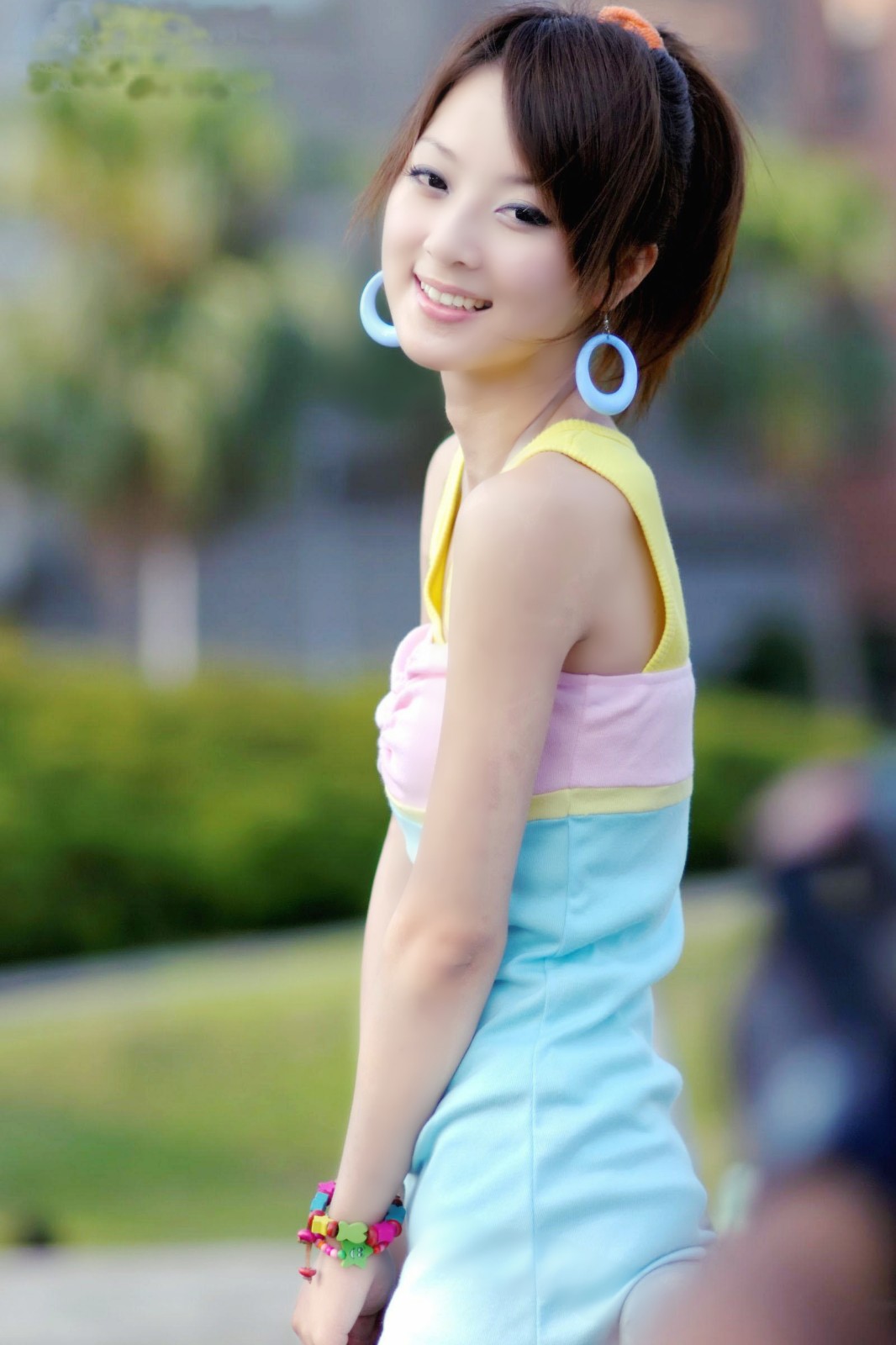 夏末阳光下的一个清新美丽可爱姑娘