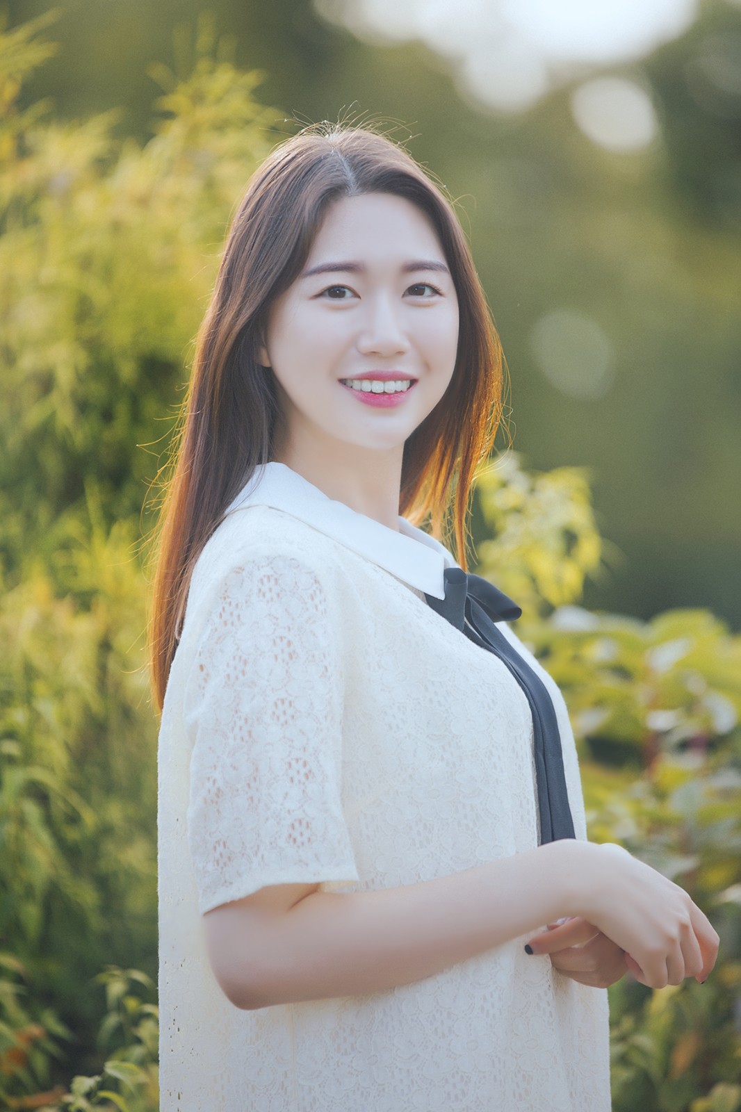 公园美景下的一个清秀可爱长发女子