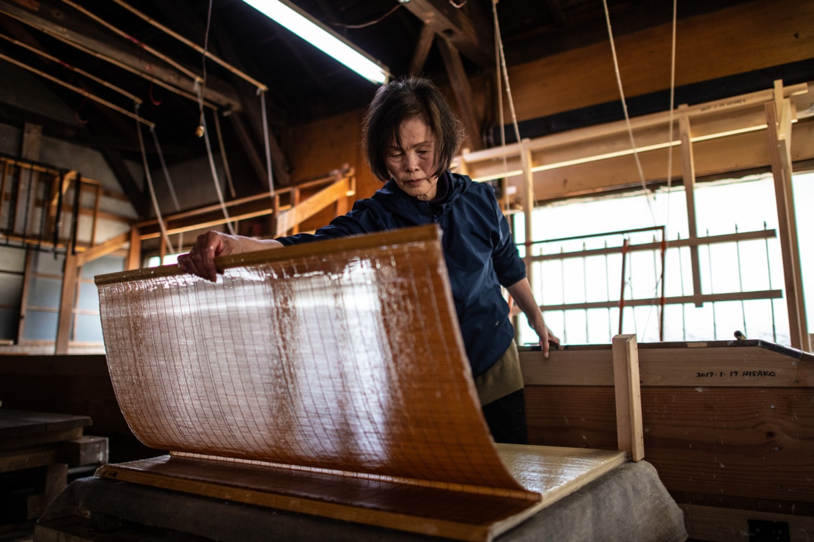 她不是中国人却用中国传统造纸方法 造出薄而强韧的纸