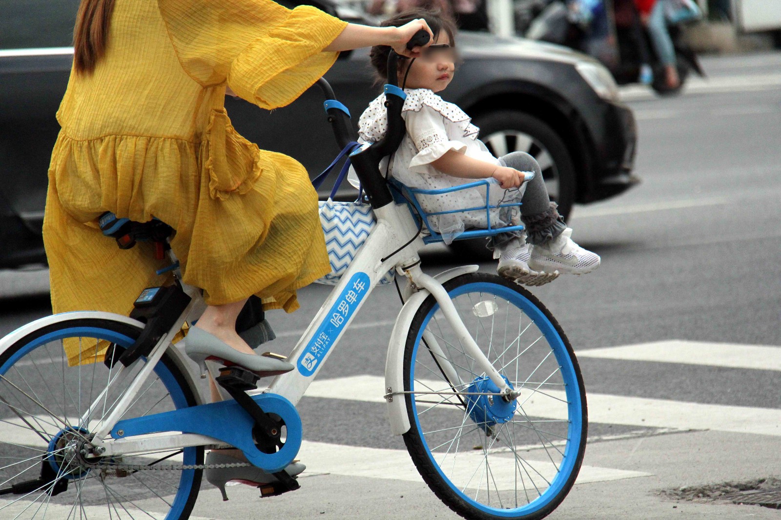 路遇这一位大胆的妈妈,这样骑车带着娃
