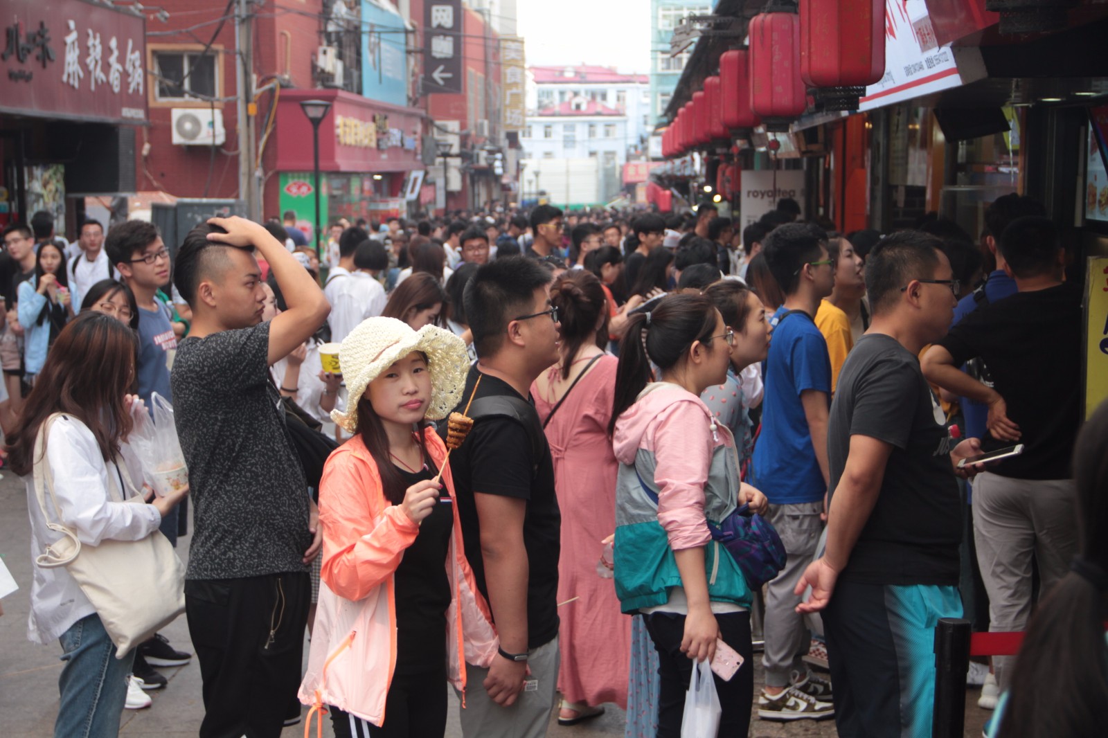 上合峰会后青岛迎首个旅游高峰,小吃街游客爆满_新浪看点