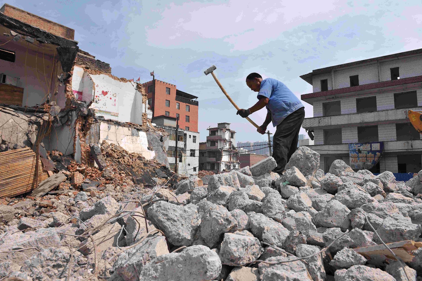 曾为公司老板,现沦为民工,为给妻子挣钱治病,甘愿在工地搬水泥