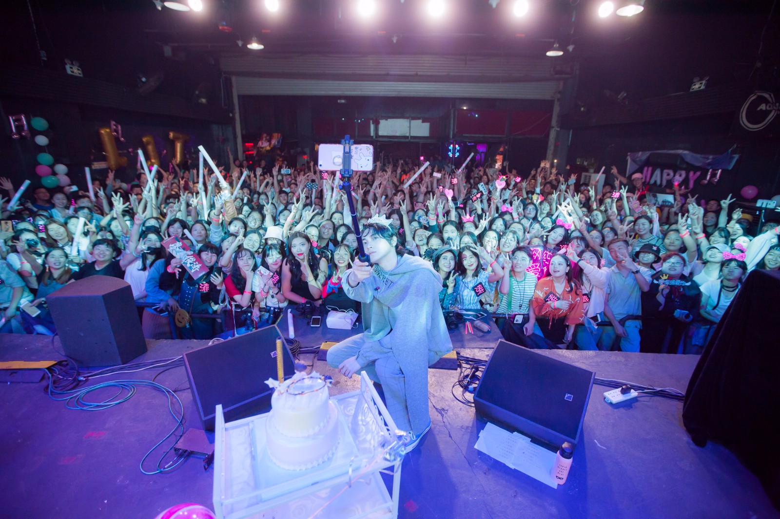 廖俊涛巡演忙不停  现场粉丝送惊喜为爱豆庆生