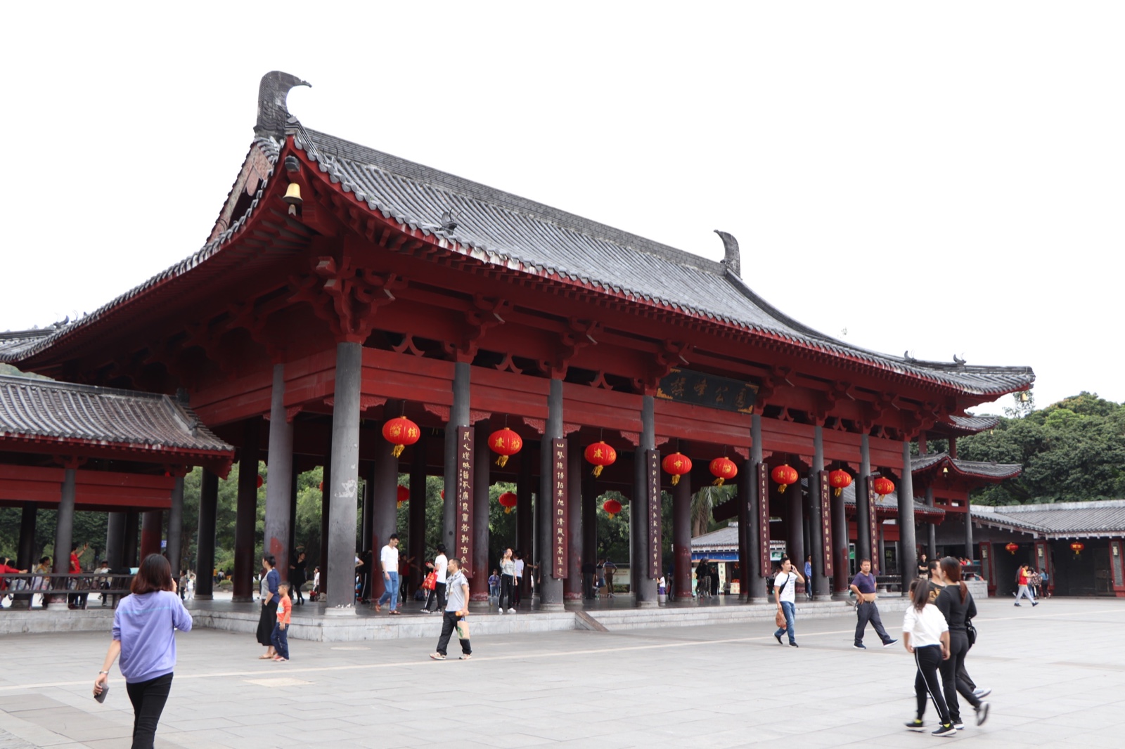 市區黃旗山下,公園內設有山林園,人工湖,植物園,黃旗古廟,黃嶺道院