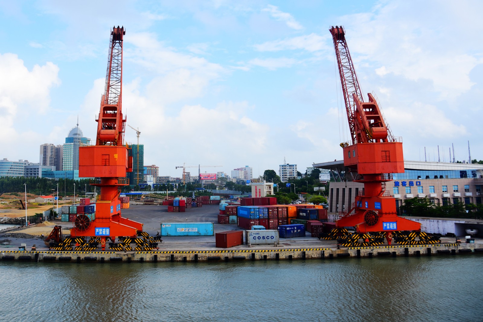 琼州海峡坐轮渡 广东海安港到海口18海里俩小时