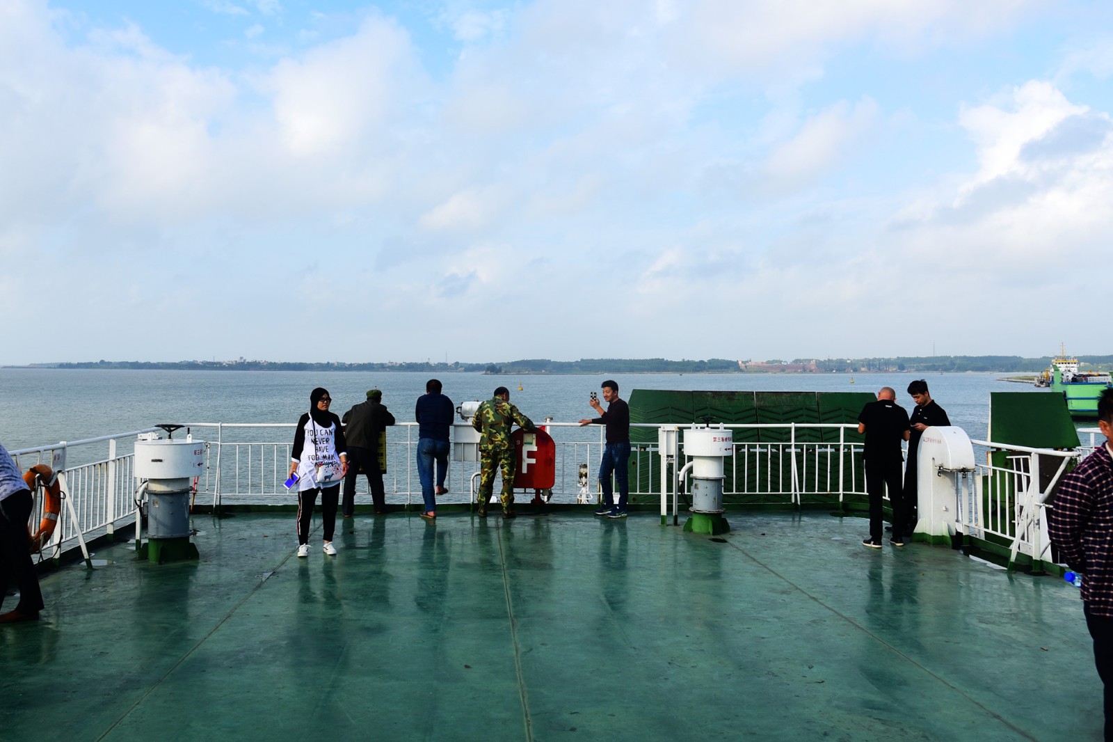 琼州海峡坐轮渡 广东海安港到海口18海里俩小时
