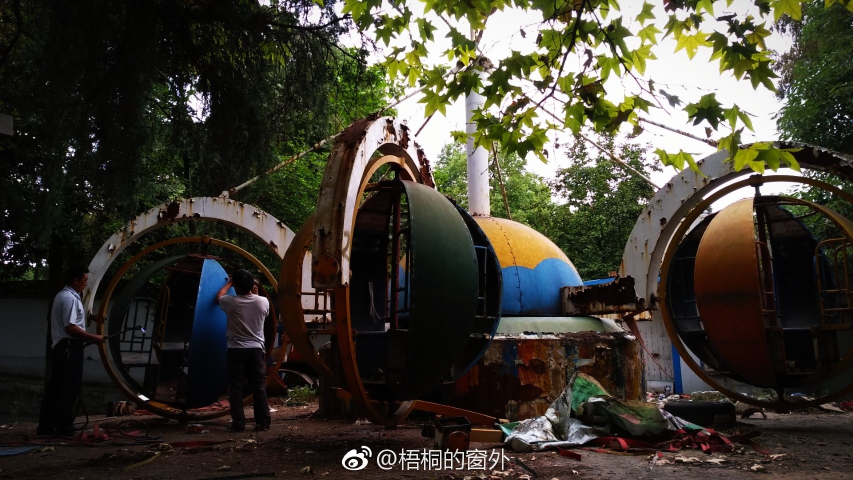 废弃的公园里,工人正在拆除设施.也许这里有你儿时的记忆