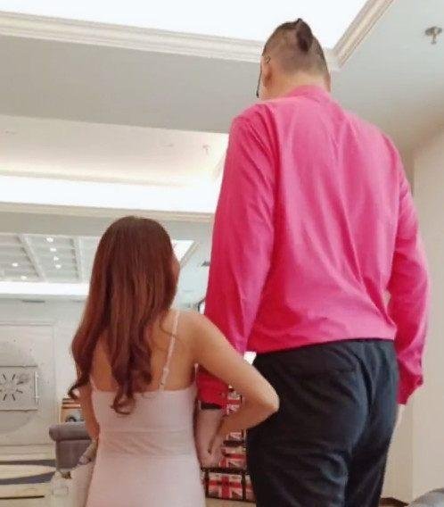 和236cm"巨人"张欢一起什么感受?美女只到他胯部,网友:方便