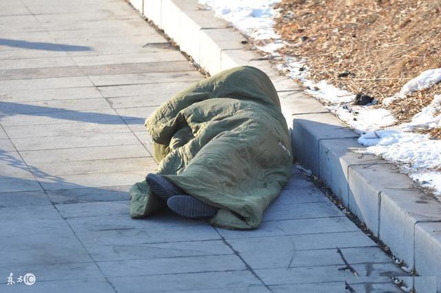 老人流浪街头,父亲好心收养,老人临终做一事,父亲竟成百万富翁