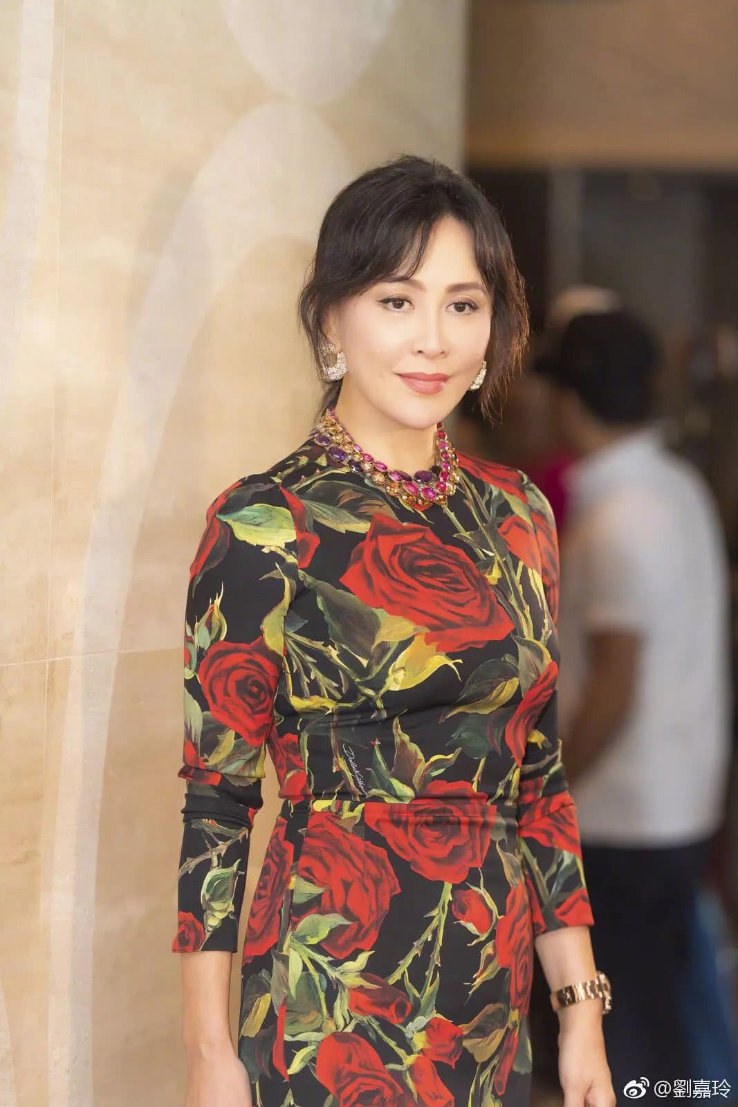 刘嘉玲胸怀宽广不记仇,现身曝其艳照杂志午宴,打扮惊艳心情大好|刘嘉玲|午宴|东周刊_新浪新闻