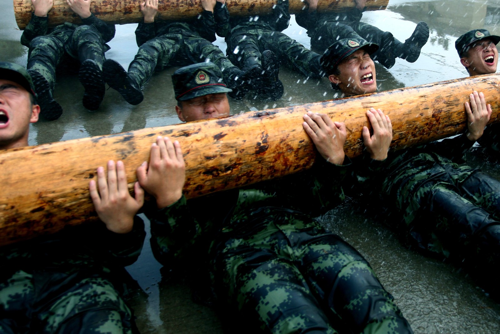 八一节!直击兵哥哥沙场练兵:一天换3次衣 吃饭拿不稳筷子